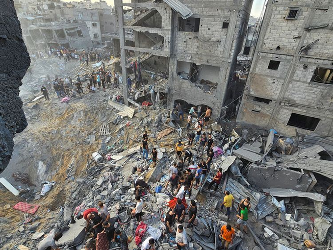 İsrail Gazze'de  mülteci kampını vurdu